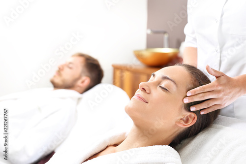 Masaż twarzy dla dwojga. Kobieta i mężczyzna razem na zabiegu pielęgnacyjnym w gabinecie spa.