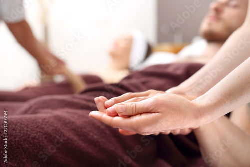 Mężczyzna w spa. Rytuał piękna, relaksacyjny masaż dłoni.