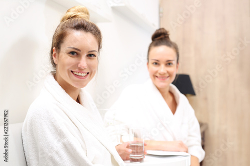 Przyjaciółki w klinice medycyny estetycznej.
Dwie młode kobiety oczekują na zabieg kosmetyczny w luksusowej klinice kosmetycznej.
