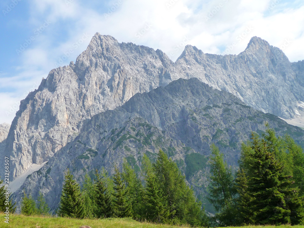 Dachstein
Bergspitzen des Dachsteinmassivs und blauer Himmel mit weißen Wolken.
