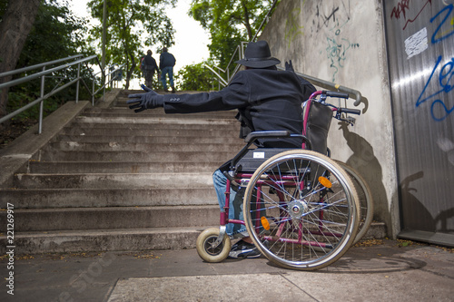 Rollstuhlfahrer vor Treppe