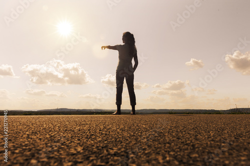 Frau zeigt in die Ferne