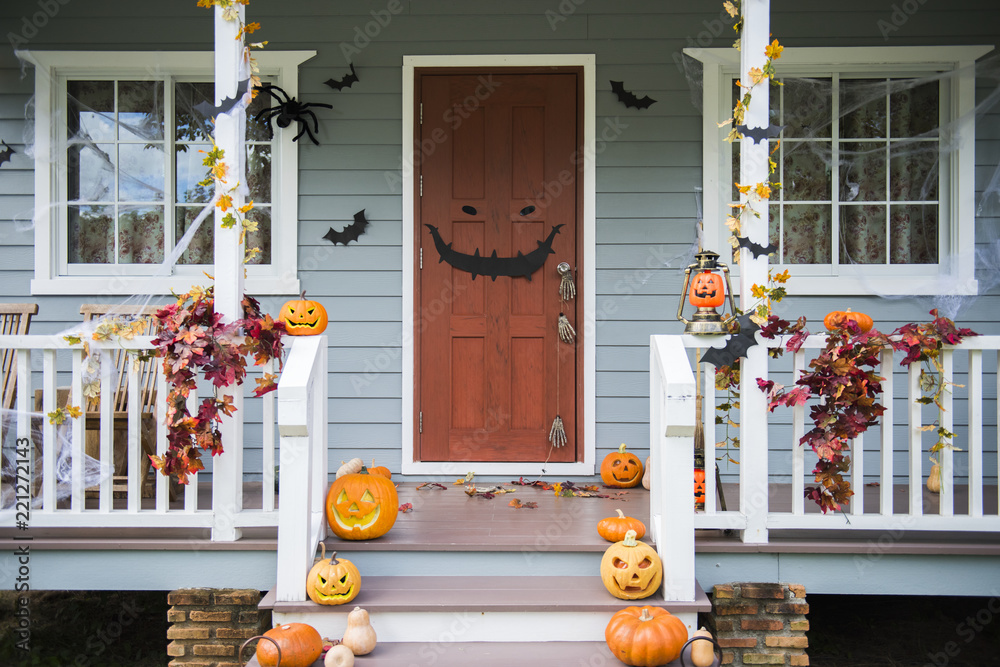 Obraz premium Halloween pumpkins and decorations outside a house