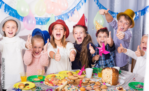 Canvas Print Emotional children happy to celebrate friend’s birthday