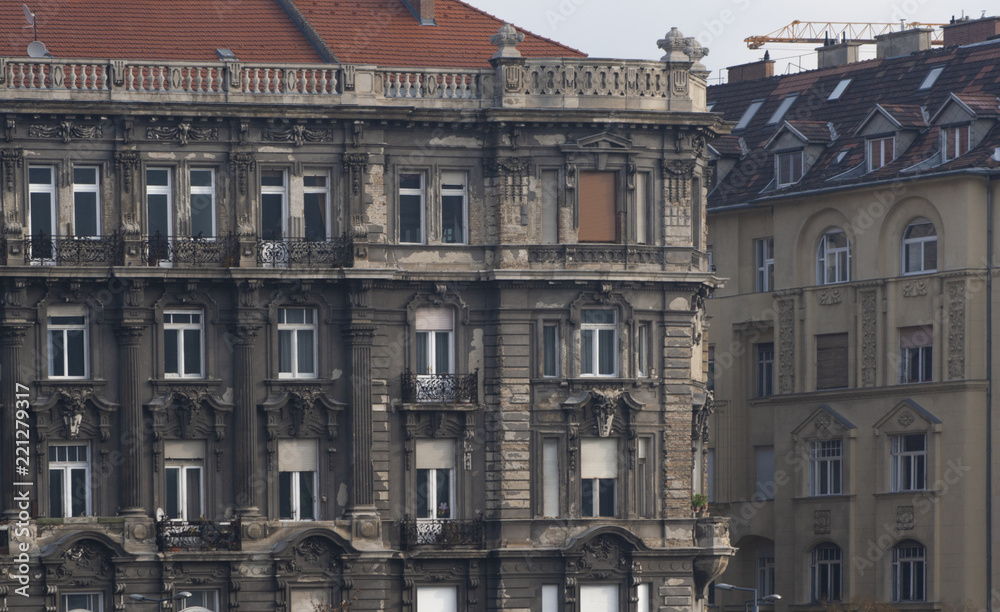 Dringend renovierungsbedürftiges Wohnhaus. Mehrfamilienhaus in Budapest, der Hauptstadt von Ungarn