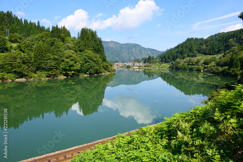 青空を映す只見川と大至集落。金山 福島 日本。９月下旬。