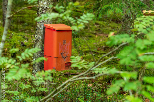 Brevlåda inne i skogen