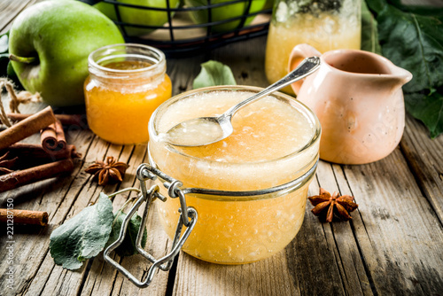 Bild auf Leinwand Homemade apple jam or sauce, with green apples and spices
