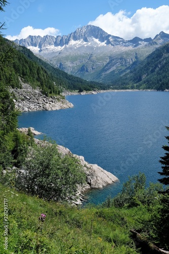 paesaggio montagna lago natura parco all'aperto cime rocce alberi verde acqua