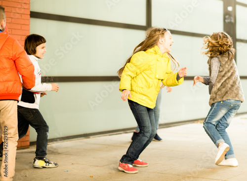 Foto children run on platform to catch each other