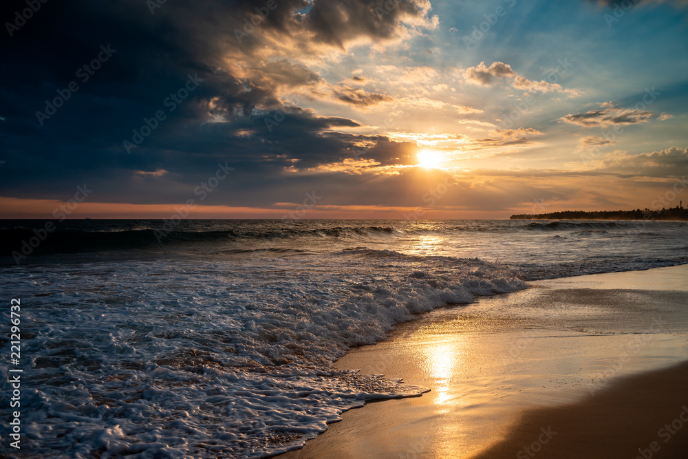 Fototapeta premium Sri Lanka beach with waves and cloud