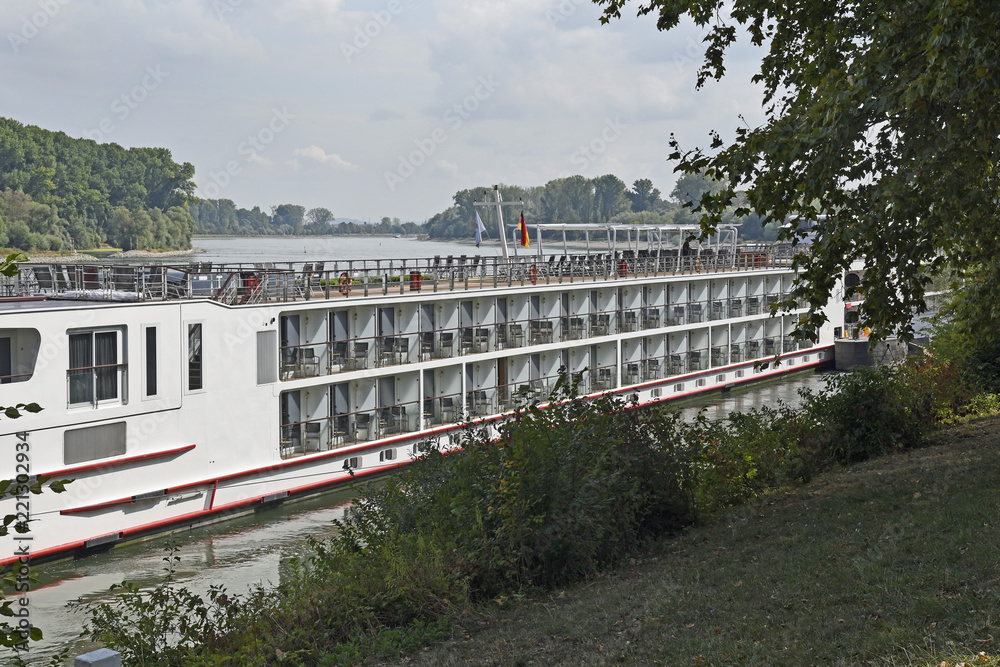 ein flusskreuzfahrtschiff ankert am anleger Speyer ein flusskreuzfahrtschiff ankert am anleger Speyer
