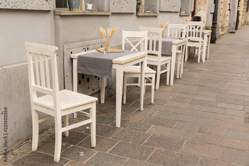 Terraza de bar con mesas y sillas blancas. Stock Photo | Adobe Stock