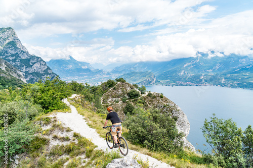 Mountainbiker auf Pfad überm Gardasee
