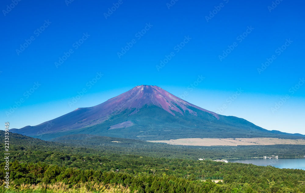 山中湖畔から眺める富士山