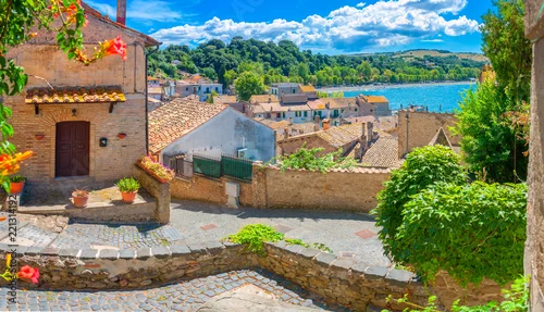Obraz Stare włoskie miasto na brzegu jeziora, Lazio. Włochy