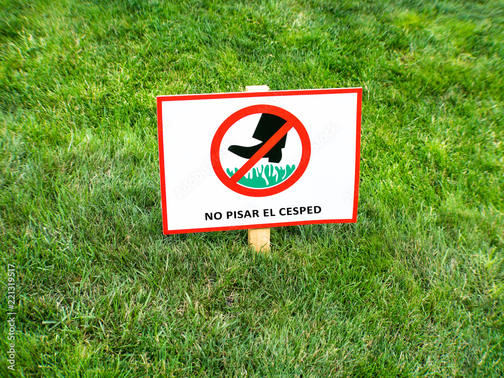 Please keep off the lawn sign in Spanish language. NO PISAR EL CESPED