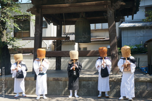 Japanische Mönche mit Korb auf dem Kopf
