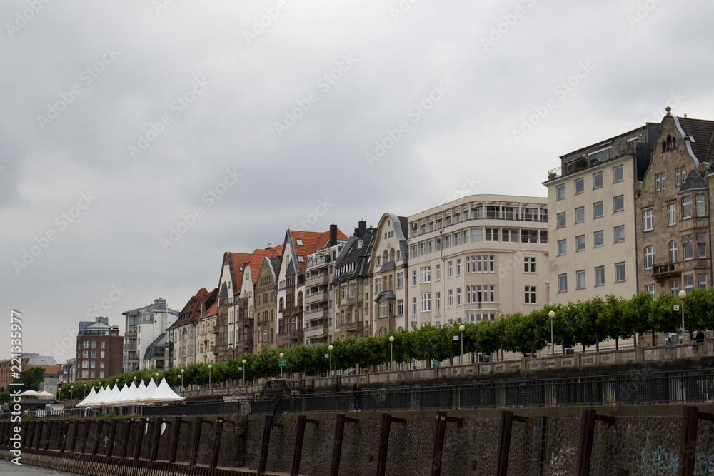 häuser reihe am rhein in düsseldorf deutschland fotografiert während einer sightseeing boottour auf dem rhein in düsseldorf deutschland mit weitwinkelobjektiv