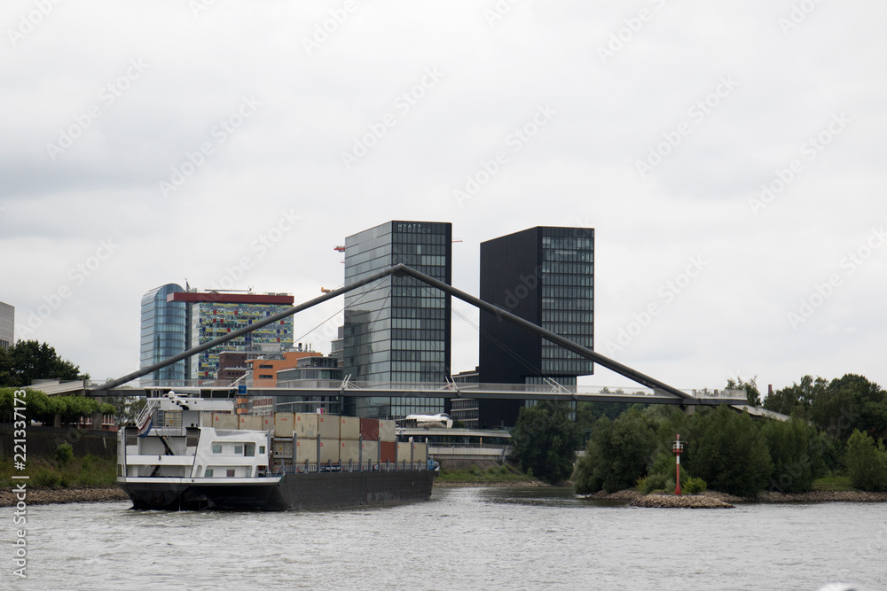 ein transport schiff auf dem rhein in düsseldorf deutschland fotografiert während einer sightseeing boottour auf dem rhein in düsseldorf deutschland mit weitwinkelobjektiv