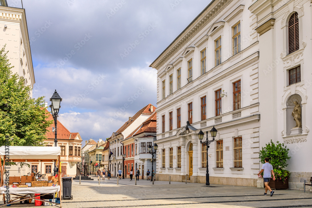 Fototapeta premium Pejzaż ulicy w Györ na Węgrzech