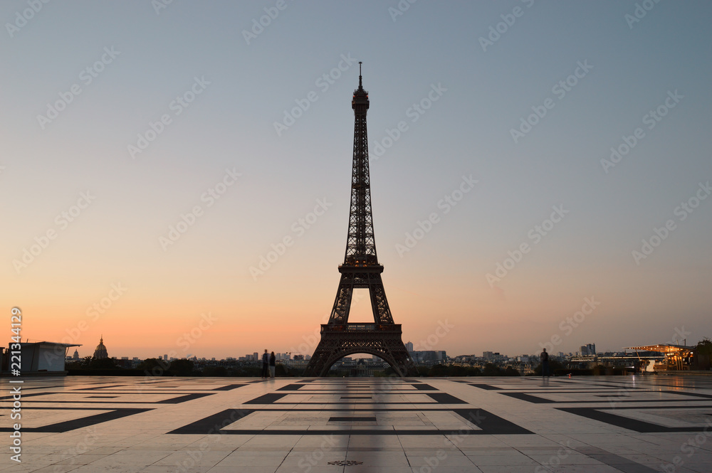 Fototapeta premium Wieża Eifla przy wschodem słońca.