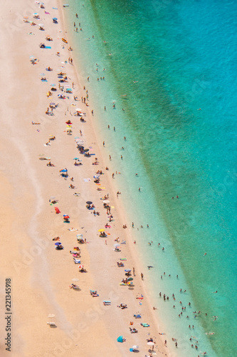 Vogelperspektive von Personen am Strand mit blauem Wasser, Kefalonia, Griechenland