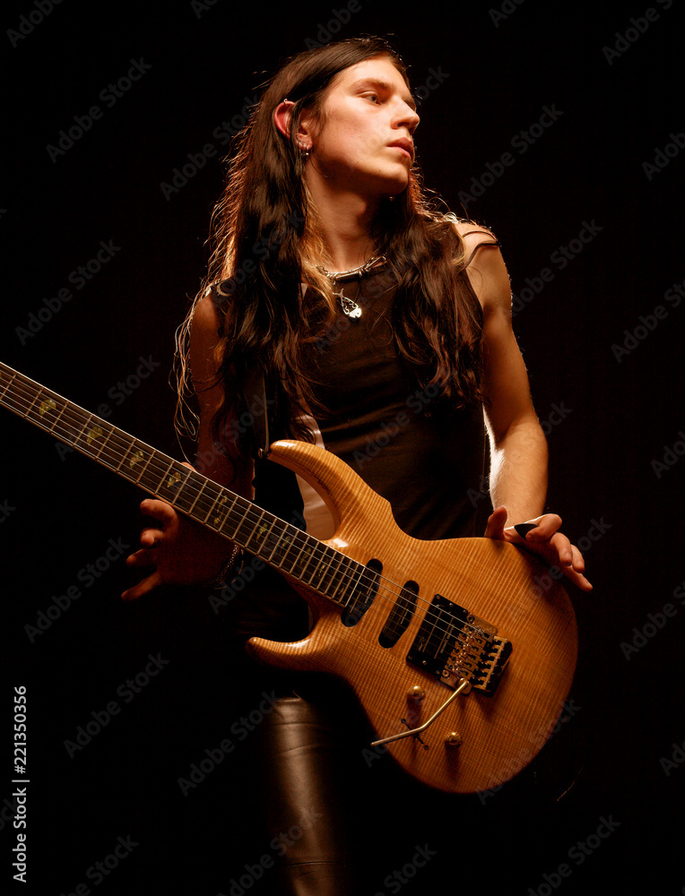 Obraz premium man playing electrical guitar