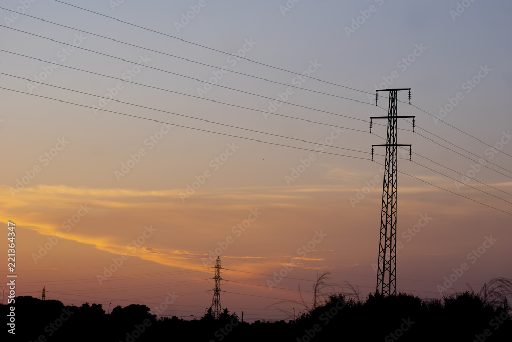 Torre de electricidad a la luz del atardecer