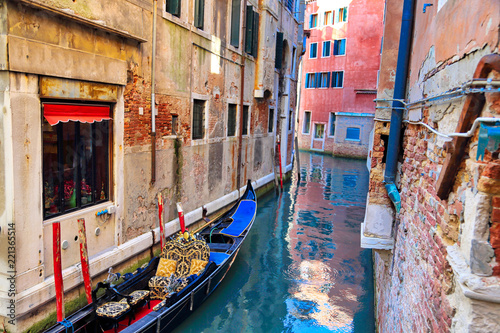 Fototapeta Luksusowa gondola czeka na turystów w pobliżu mostu Rialto w Wenecji