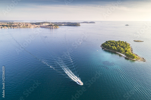 Kroatien, Istrien, Rovinj, Luftaufnahme mit Inseln und Boot photo