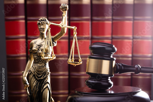Konstfotografi Brown Gavel With Statue Of Justice