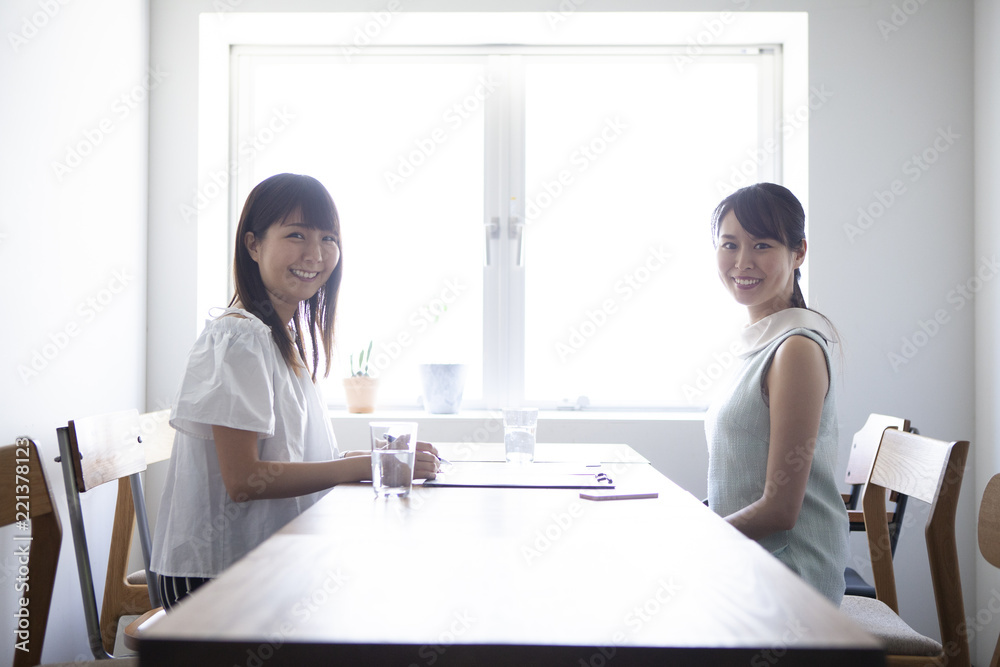 Fototapeta premium 微笑む女性二人のポートレート