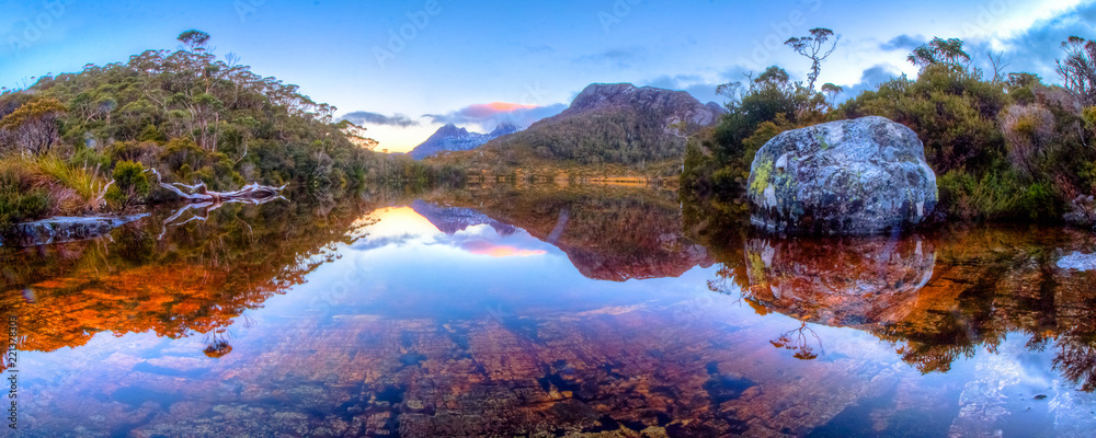 A very still evening over the iconic Cradle Mountain - obrazy, fototapety, plakaty 