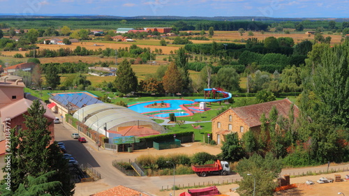 Paisaje natural vista panorámica del valle con árboles, las piscinas públicas, y casas rurales desde un mirador de la Mota en Benavente - Zamora - España