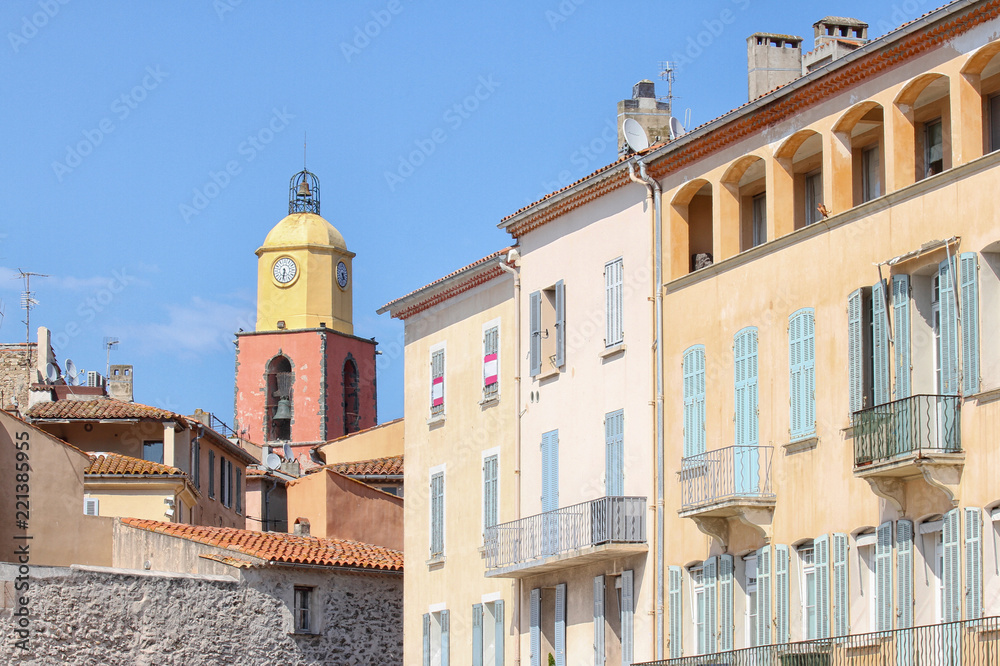 Altstadt von St. Tropez mit Kirchturm, Côte d’Azur / Frankreich 