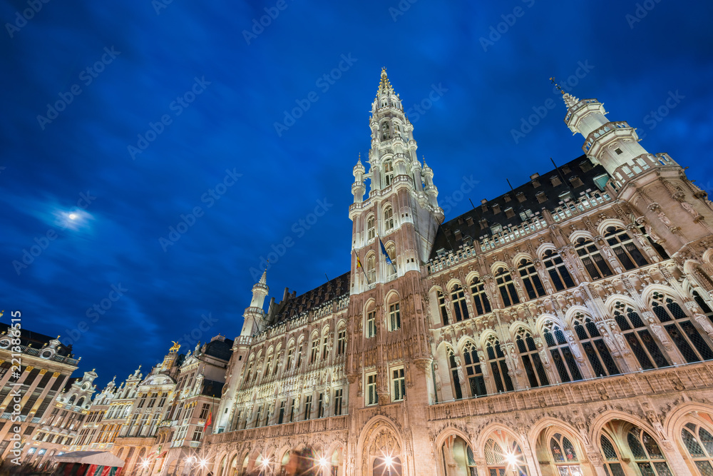 Night view of the famous Grand Place