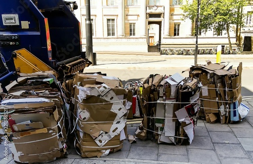 Cardboard baler for used cardboard boxes