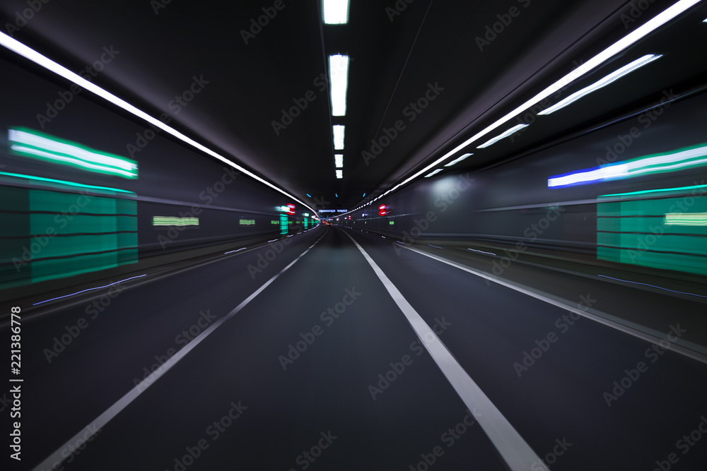 Auto fährt schnell durch Tunnel Auto fährt schnell durch Tunnel