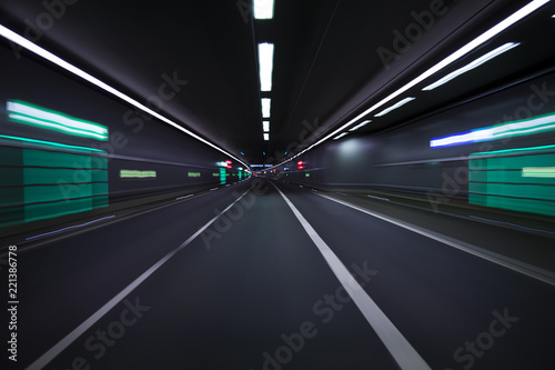 Auto fährt schnell durch Tunnel