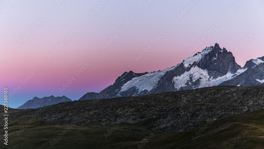 L'heure bleue au plateau d'Emparis avec vue sur la Meije et ses glaciers