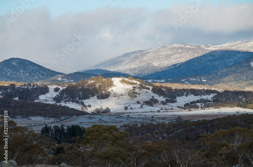 Foto Traffic heading into the snowy mountains Australia