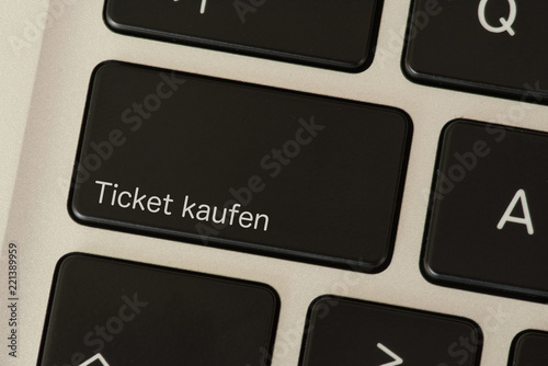 Ein Computer und Taste für Ticket Kaufen photo