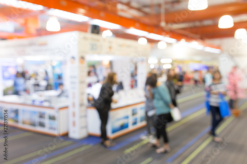 Fotografia Abstract blurred event exhibition with people background, business convention show concept