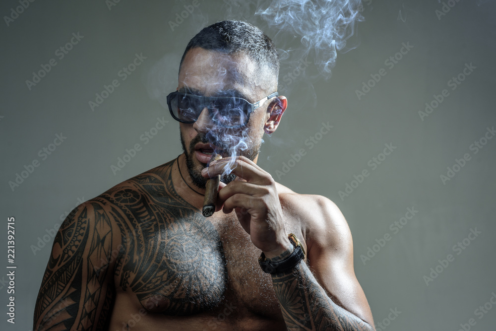 Desnudarse Me sorprendió oscuro Sexy man with bare torso. Brutal handsome man with tattooed body. Men tattoo  casual fashion. Portrait of brutal handsome male model outdoor. Muscular  athletic sexy male with naked torso. Stock Photo 