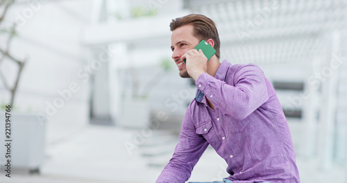 Canvas Print Man talk to cellphone in city