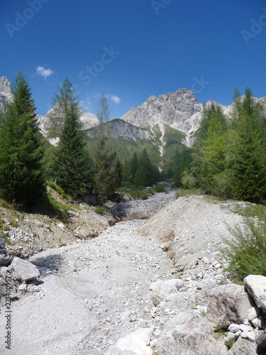 Dachstein
Bergspitzen des Dachsteinmassivs und blauer Himmel.
 photo