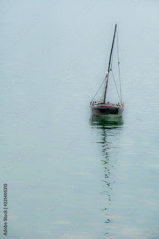 Fototapeta premium pequeño barco de madera en el mar