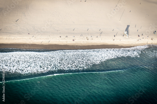 Fotografía Aerial view of sand and seashore in Santa monica
