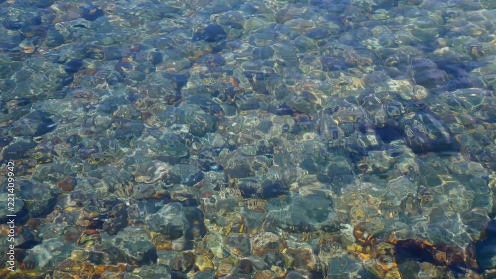 Clear sea waves can see rocks in the water. Clear sea waves can see rocks in the water.